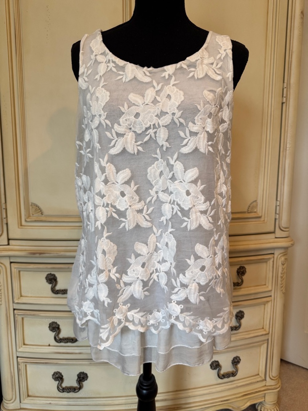 Tempo Paris White Floral Lace Sleeveless Overlay Top